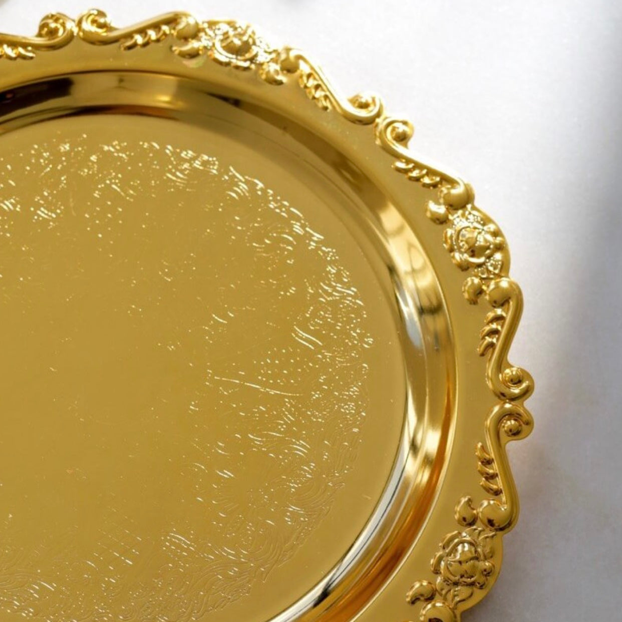 Bandeja Dourada de Metal Decorativa