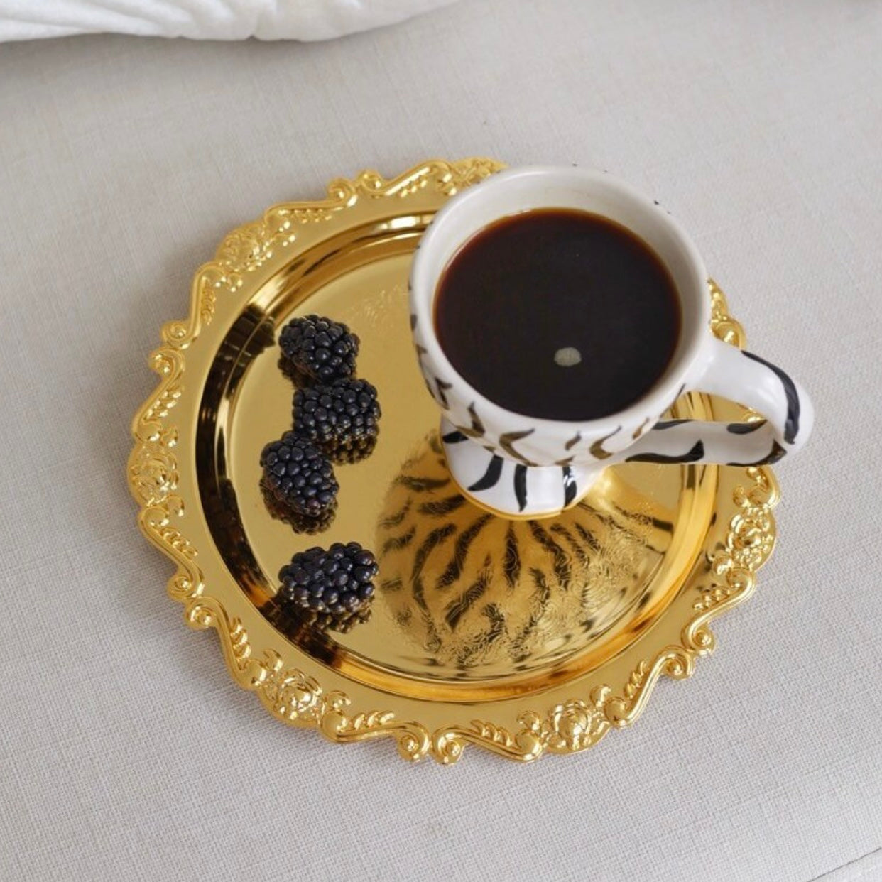 Bandeja Dourada de Metal Decorativa