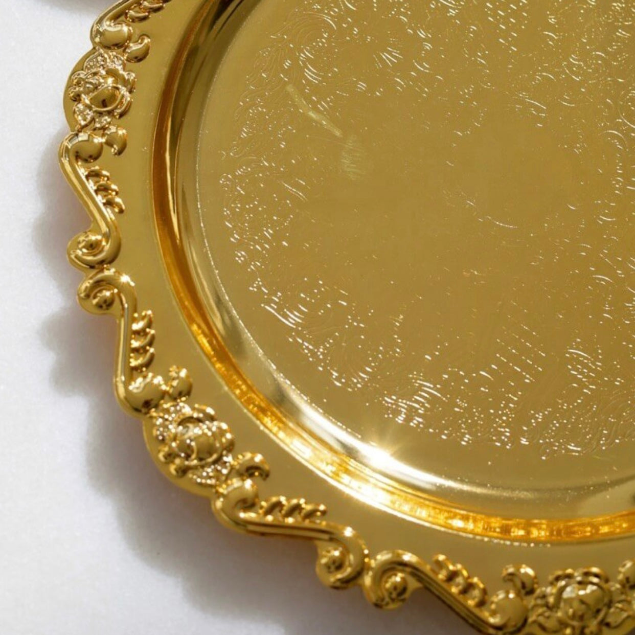 Bandeja Dourada de Metal Decorativa