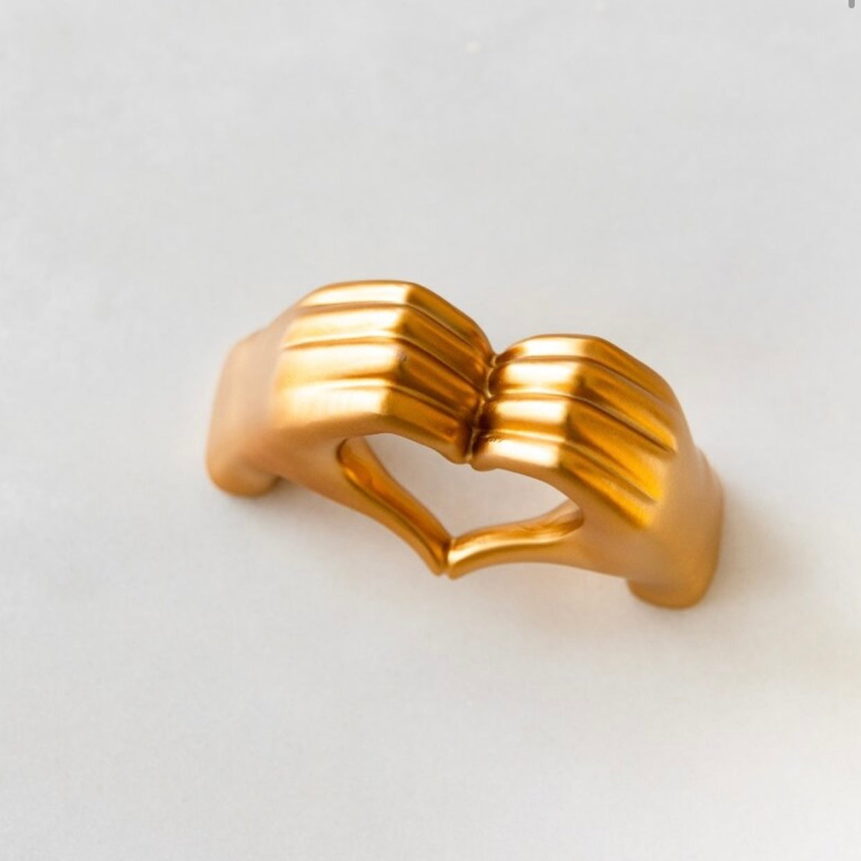 Escultura Gesto de Coração Dourado