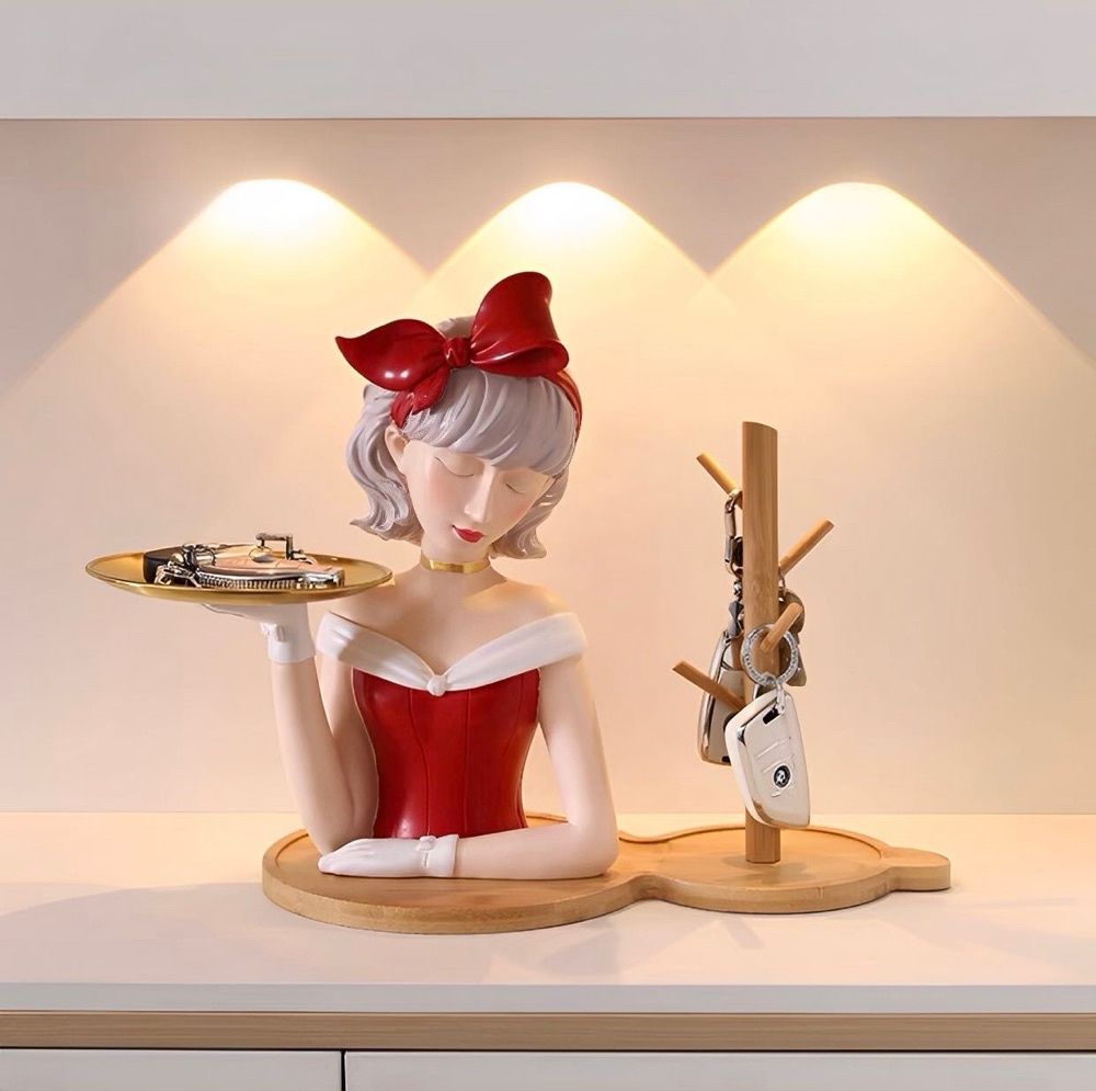 Alice com Laço Segurando Bandeja
