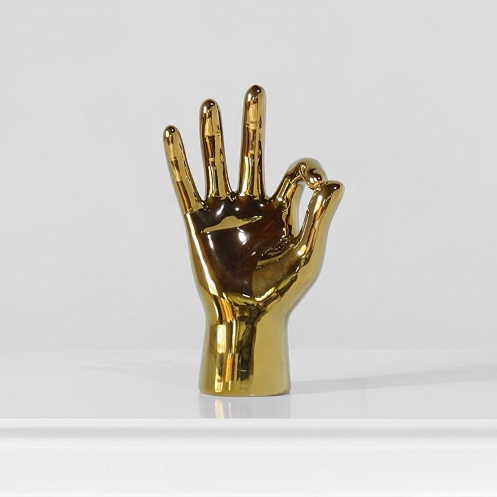 Escultura Mão Dourada Nórdica de Resina