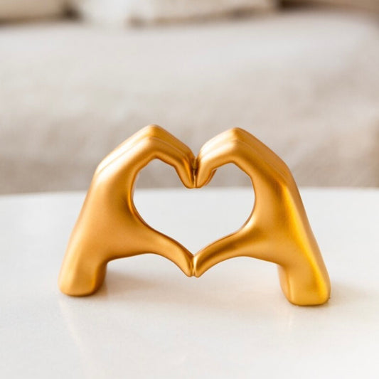 Escultura Gesto de Coração Dourado